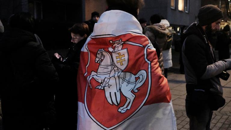 Angehörige der belarussischen Minderheit und Unterstützer warten am 13. Dezember 2025 vor der US-Botschaft in Vilnius, Litauen, auf freigelassene Gefangene.