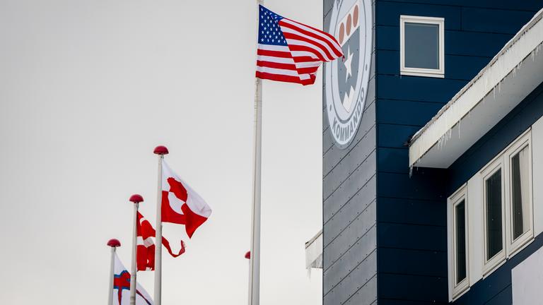 US-Flagge vor Arktischen Kommando auf Grönland