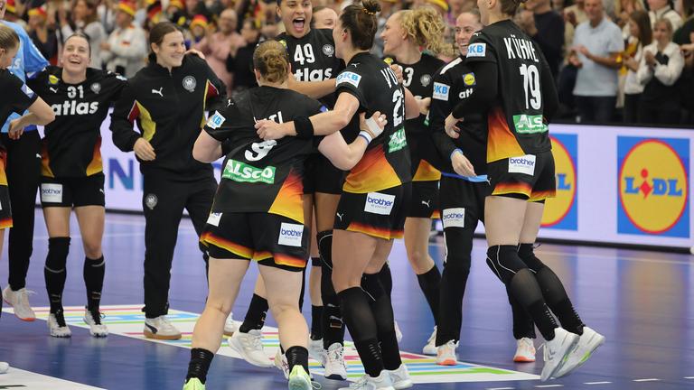 Handball Frauen WM Weltmeisterschaft Womens World Cup Quarter Final Viertelfinale Deutschland - BrasilienHandball Frauen WM Weltmeisterschaft Womens World Cup Quarter Final Viertelfinale Deutschland - Brasilien