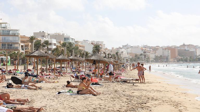 Urlauber am Strand von El Arenal auf Mallorca