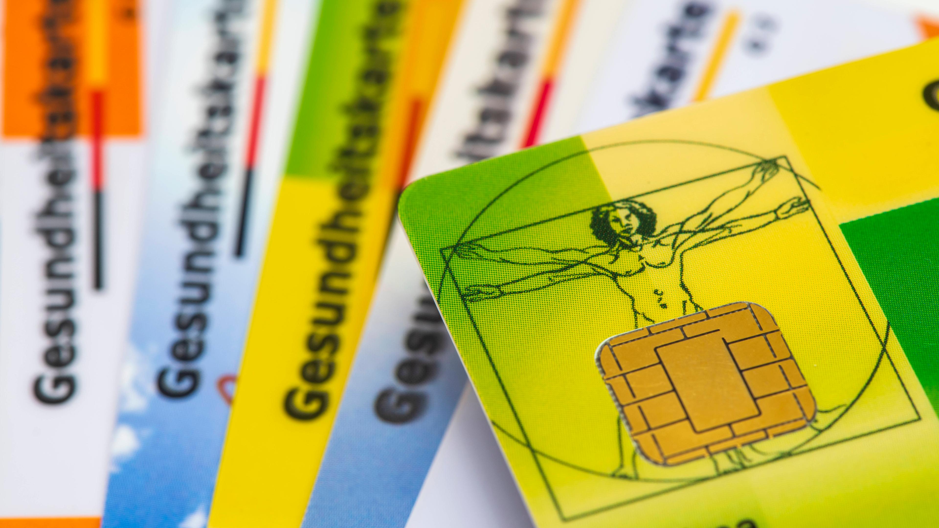 Viele Gesundkeitskarten von verschiedenen Krankenkassen liegen zusammen