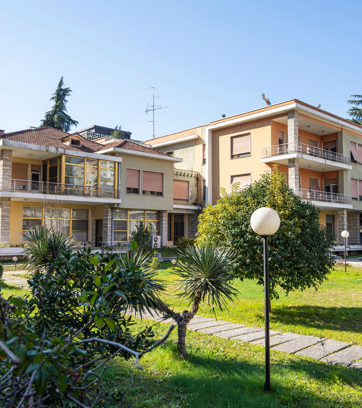 Tirana, Albanien. März 2023. Außenansicht der Villa des ehemaligen kommunistischen Diktators Enver Hoxha im Stadtzentrum.