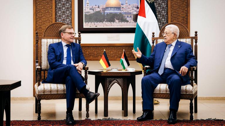 Johann Wadephul besucht und den Palästinenserpräsidenten Abbas