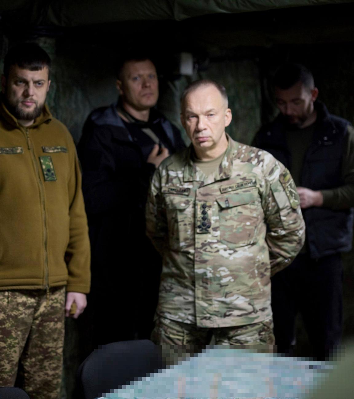 Der ukrainische Präsident Wolodymyr Selenskyj (links) und der Befehlshaber der Streitkräfte, General Oleksandr Syrskyi (rechts), hören sich einen Bericht über die Verteidigungsoperationen im Sektor Dobropillia an.