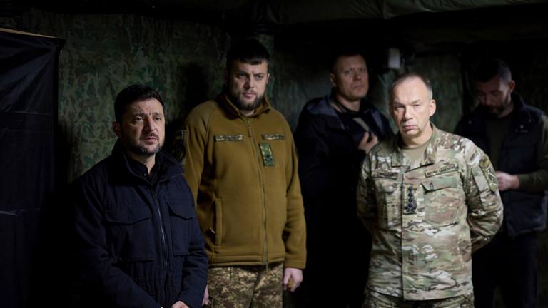 Der ukrainische Präsident Wolodymyr Selenskyj (links) und der Befehlshaber der Streitkräfte, General Oleksandr Syrskyi (rechts), hören sich einen Bericht über die Verteidigungsoperationen im Sektor Dobropillia an.