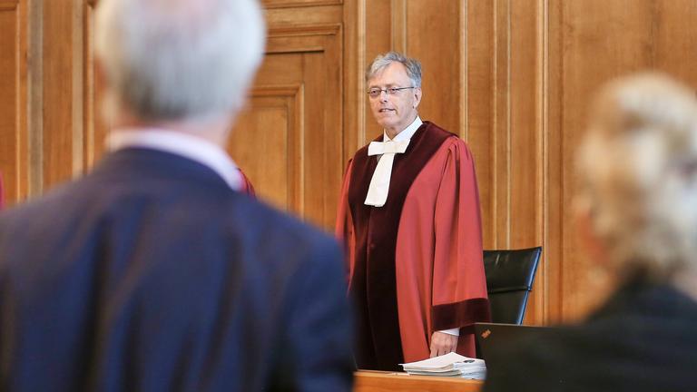 Bundesverwaltungsgericht: Gerichtsverhandlung über Compact-Verbot: Der Vorsitzende Richter Ingo Kraft Mitte, im Vordergrund von hinten Jürgen Rainer Elsässer links und Stephanie Elsässer rechts ***