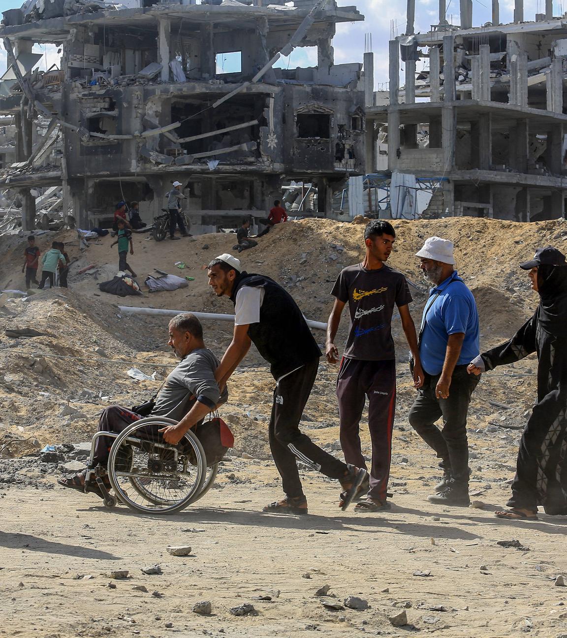 Palästinenser kehren trotz Waffenstillstand in Gaza weiterhin in den Norden zurück GAZA-STADT, GAZA – 11. OKTOBER: Tausende Palästinenser kehren am zweiten Tag des Waffenstillstands in Gaza-Stadt am 11. Oktober 2025 weiterhin nach Khan Yunis zurück, aus dem sich die israelischen Streitkräfte zurückgezogen haben. Nach ihrer Rückkehr fanden die Palästinenser weitreichende Zerstörung und Verwüstung vor.