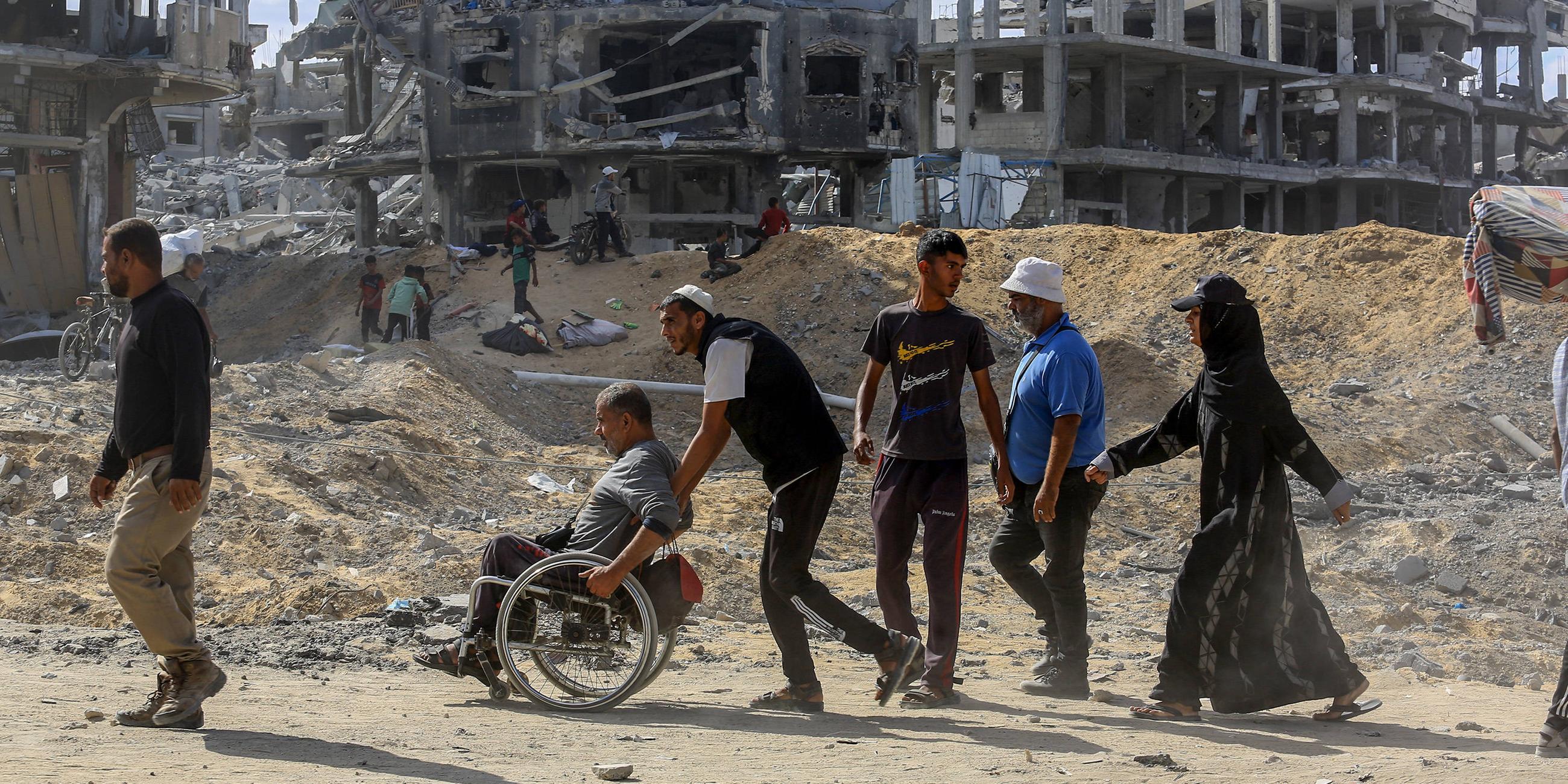 Palästinenser kehren trotz Waffenstillstand in Gaza weiterhin in den Norden zurück GAZA-STADT, GAZA – 11. OKTOBER: Tausende Palästinenser kehren am zweiten Tag des Waffenstillstands in Gaza-Stadt am 11. Oktober 2025 weiterhin nach Khan Yunis zurück, aus dem sich die israelischen Streitkräfte zurückgezogen haben. Nach ihrer Rückkehr fanden die Palästinenser weitreichende Zerstörung und Verwüstung vor.