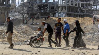 Palästinenser kehren trotz Waffenstillstand in Gaza weiterhin in den Norden zurück GAZA-STADT, GAZA – 11. OKTOBER: Tausende Palästinenser kehren am zweiten Tag des Waffenstillstands in Gaza-Stadt am 11. Oktober 2025 weiterhin nach Khan Yunis zurück, aus dem sich die israelischen Streitkräfte zurückgezogen haben. Nach ihrer Rückkehr fanden die Palästinenser weitreichende Zerstörung und Verwüstung vor.