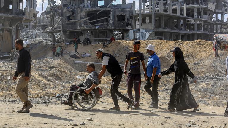 Palästinenser kehren trotz Waffenstillstand in Gaza weiterhin in den Norden zurück GAZA-STADT, GAZA – 11. OKTOBER: Tausende Palästinenser kehren am zweiten Tag des Waffenstillstands in Gaza-Stadt am 11. Oktober 2025 weiterhin nach Khan Yunis zurück, aus dem sich die israelischen Streitkräfte zurückgezogen haben. Nach ihrer Rückkehr fanden die Palästinenser weitreichende Zerstörung und Verwüstung vor.