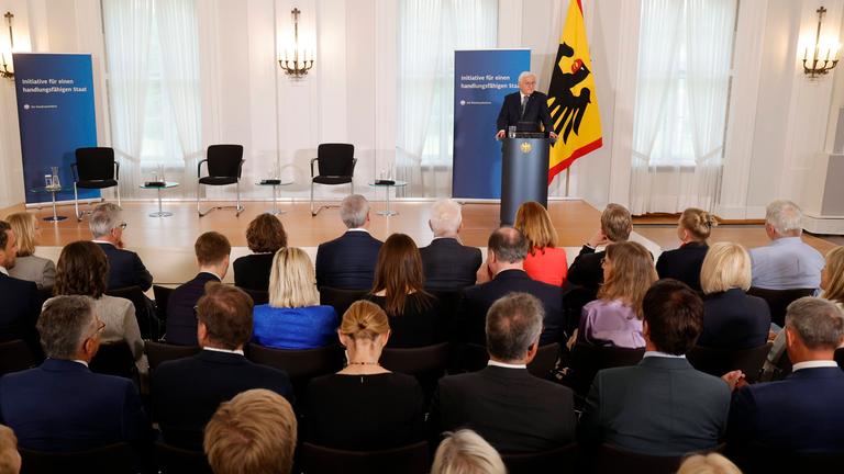 Bundespräsident Frank-Walter Steinmeier, Deutschland, Berlin, Schloss Bellevue, Vorstellung des Abschlussberichts der Initiative für einen handlungsfähigen Staat mit anschließender Diskussion