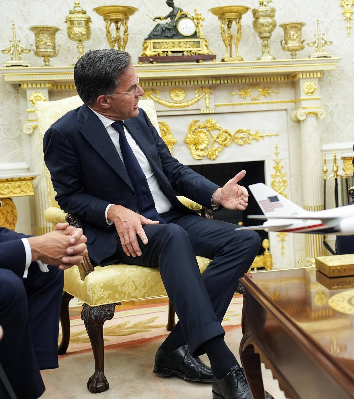 NATO-Generalsekretär Mark Rutte spricht während eines Treffens mit Präsident Donald Trump im Oval Office des Weißen Hauses in WashinNATO-Generalsekretär Mark Rutte spricht während eines Treffens mit Präsident Donald Trump im Oval Office des Weißen Hauses in Washington, DC am Montag, 14. Juli