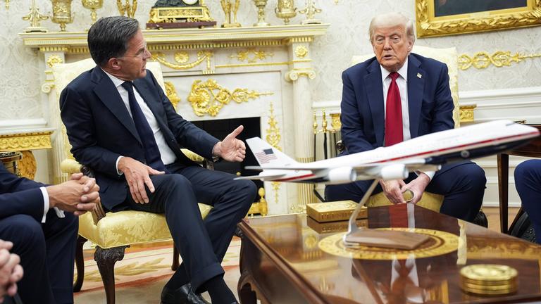 NATO-Generalsekretär Mark Rutte spricht während eines Treffens mit Präsident Donald Trump im Oval Office des Weißen Hauses in WashinNATO-Generalsekretär Mark Rutte spricht während eines Treffens mit Präsident Donald Trump im Oval Office des Weißen Hauses in Washington, DC am Montag, 14. Juli