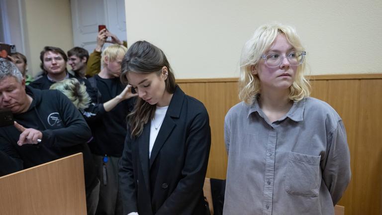 Gerichtsverhandlung gegen die Sängerin Diana Loginova, Künstlername Noako, in Sankt Petersburg – 16. Oktober 2025 Diana Loginova, Sängerin der Band Stoptime, die unter dem Künstlernamen Noako auftritt und nach der öffentlichen Aufführung von Liedern ausländischer Agenten sowie eines Liedes von Noize MC, dessen Verbreitung verboten ist, festgenommen wurde, nimmt an einer Gerichtsverhandlung teil.