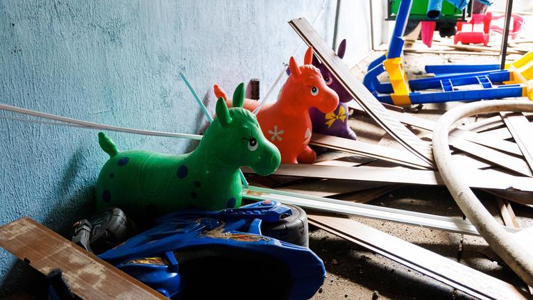 Ein Blick auf Kinderspielzeug in einem beschädigten Kindergarten nach dem russischen Drohnenangriff auf die Region Charkiw in der Ukraine.