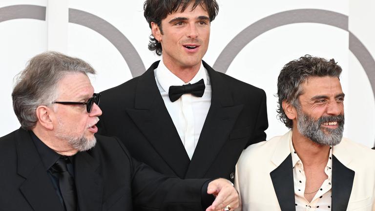 Der mexikanische Regisseur Guillermo Del Toro, der australische Schauspieler Jacob Elordi und der US-amerikanische Schauspieler Oscar Isaac nehmen am Samstag, dem 30. August 2025, an der Premiere von Frankenstein bei den 82. Filmfestspielen von Venedig in Venedig, Italien, teil.