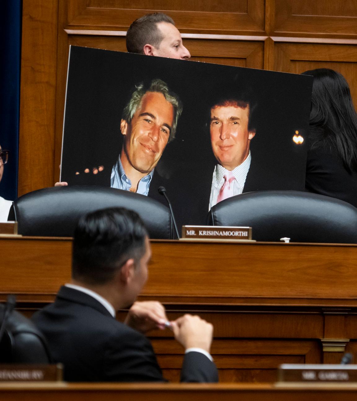 Viele Anhänger von Donald Trump fordern schon lange die Freigabe der Dokumentensammlung. Dem schließt sich jetzt auch der republikanische Mehrheitsführer im Repräsentantenhaus an.