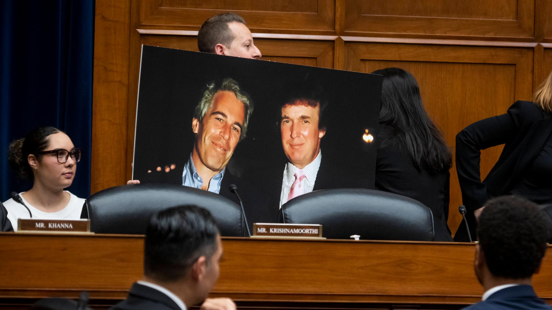 Viele Anhänger von Donald Trump fordern schon lange die Freigabe der Dokumentensammlung. Dem schließt sich jetzt auch der republikanische Mehrheitsführer im Repräsentantenhaus an.