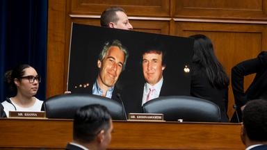 Viele Anhänger von Donald Trump fordern schon lange die Freigabe der Dokumentensammlung. Dem schließt sich jetzt auch der republikanische Mehrheitsführer im Repräsentantenhaus an.
