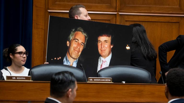 Viele Anhänger von Donald Trump fordern schon lange die Freigabe der Dokumentensammlung. Dem schließt sich jetzt auch der republikanische Mehrheitsführer im Repräsentantenhaus an.