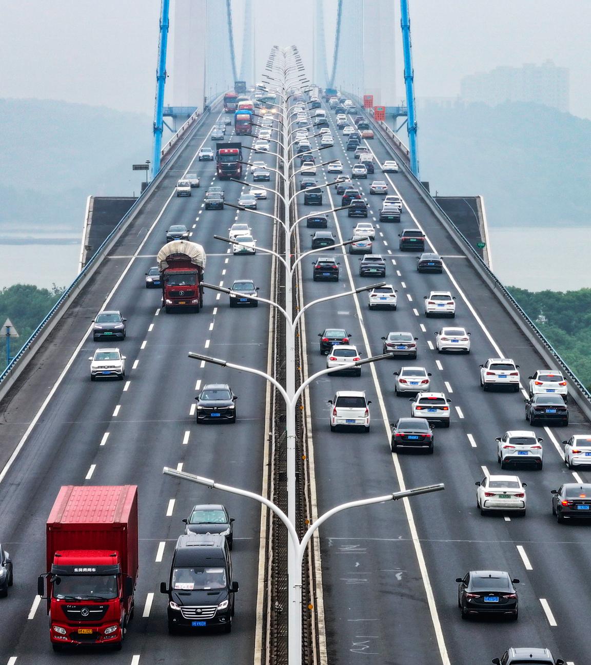 China Beijing Brücke mit vielen Autos