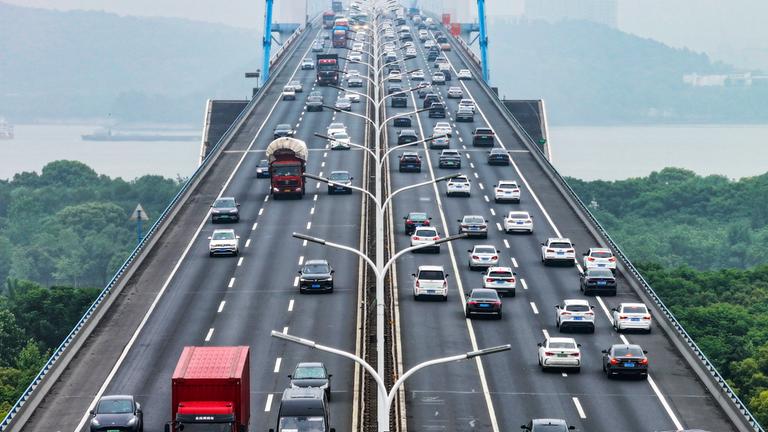 China Beijing Brücke mit vielen Autos