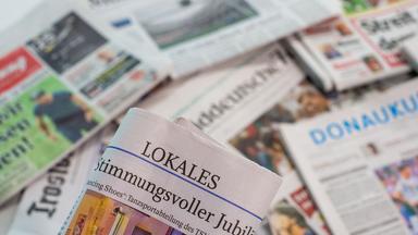 verschiedene Lokalzeitungen liegen auf einem Tisch