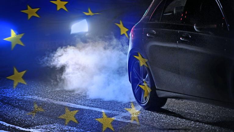 Autoabgase eines Verbrenners.