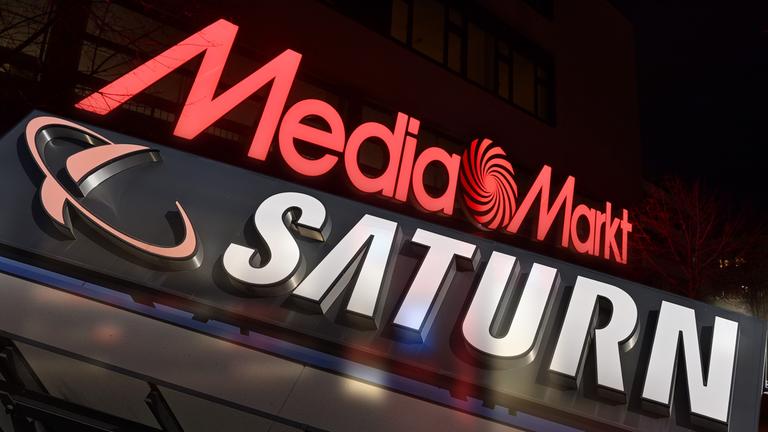 Fotomontage der beiden Logos von Medianmarkt(oben) und Saturn(unten)