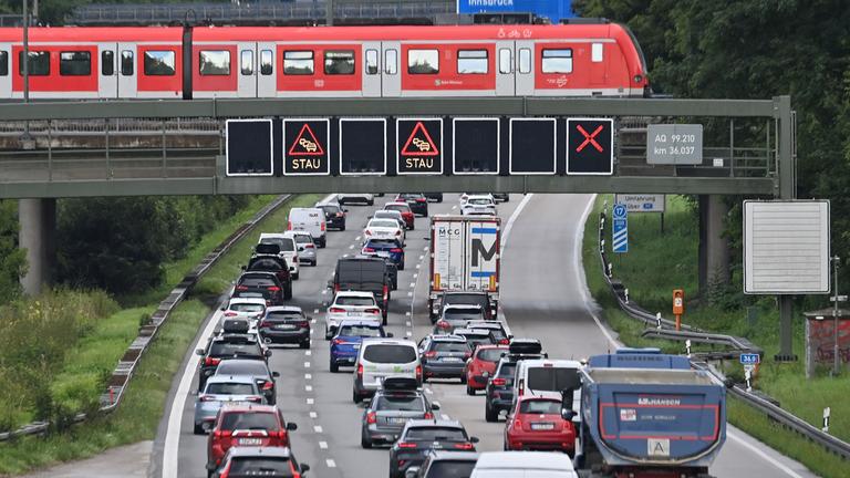 Stau auf der Autobahn A99 am 01.08.2025 nach Beginn der Sommerferien in Bayern und Baden-Wuerttemberg.