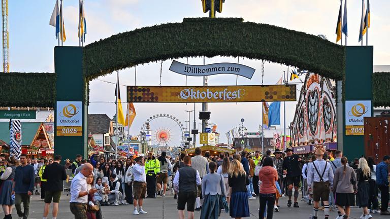 Eingang zur Wiesn, Oktoberfest,Riesenrad,
