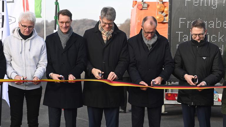 Hendrik WUEST, Wüst, CDU, Ministerpraesident des Landes Nordrhein-Westfalen, 2.v.l. eröffnen Autobahnbrücke in Lüdenscheid