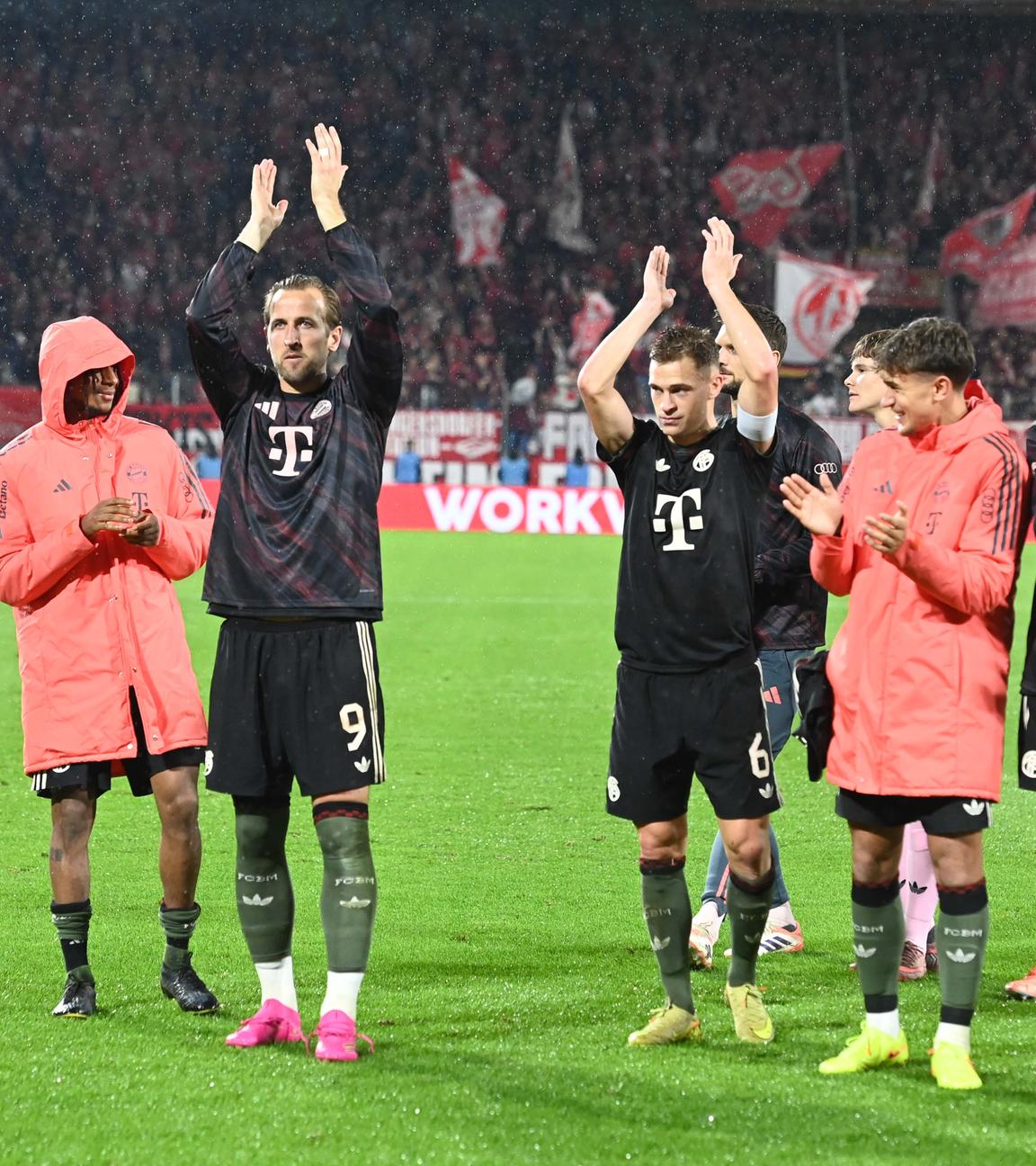 Jubelende Bayernspieler nach ihrem 4:1 Gewinn gegen Köln