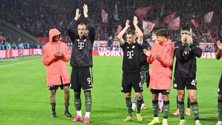 Jubelende Bayernspieler nach ihrem 4:1 Gewinn gegen Köln