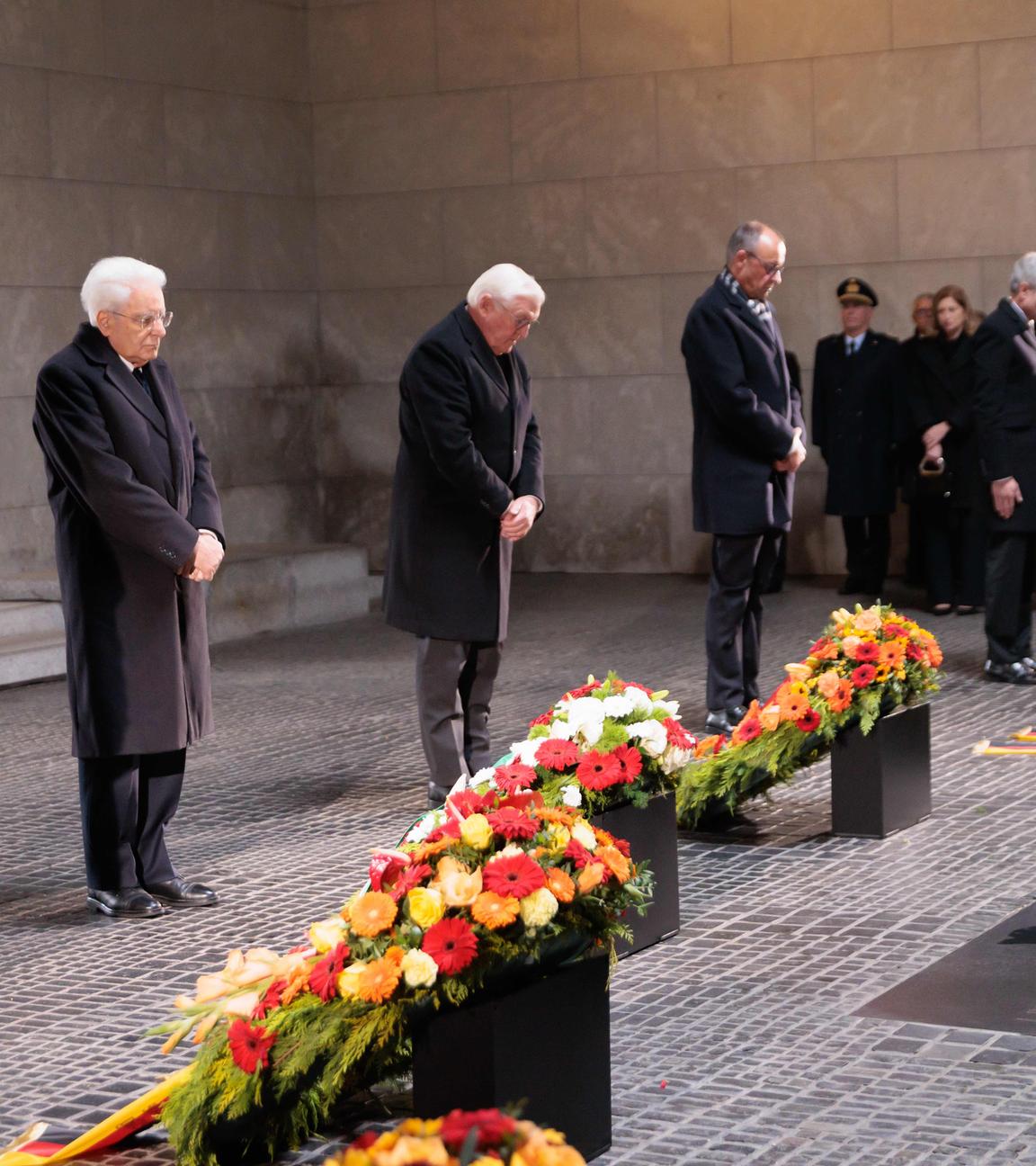 Julia Klöckner (CDU, l-r), Präsidentin des Deutschen Bundestages, Sergio Mattarella, Staatspräsident von Italien, Bundespräsident, Frank-Walter Steinmeier, Bundeskanzler Friedrich Merz (CDU), und Stephan Harbarth, Präsident des Bundesverfassungsgerichts, nehmen an der Kranzniederlegung am Volkstrauertag teil