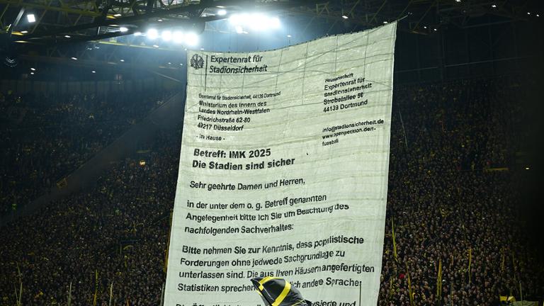 Fans Dortmund mit Transparent gegen die Plaene der Innenministerkonferenz (IMK)