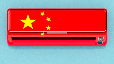 Klimagerät mit chinesischer Flagge an der Wand. Hausklimatisierungssystem in China. 3D-Rendering