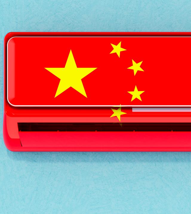 Klimagerät mit chinesischer Flagge an der Wand. Hausklimatisierungssystem in China. 3D-Rendering