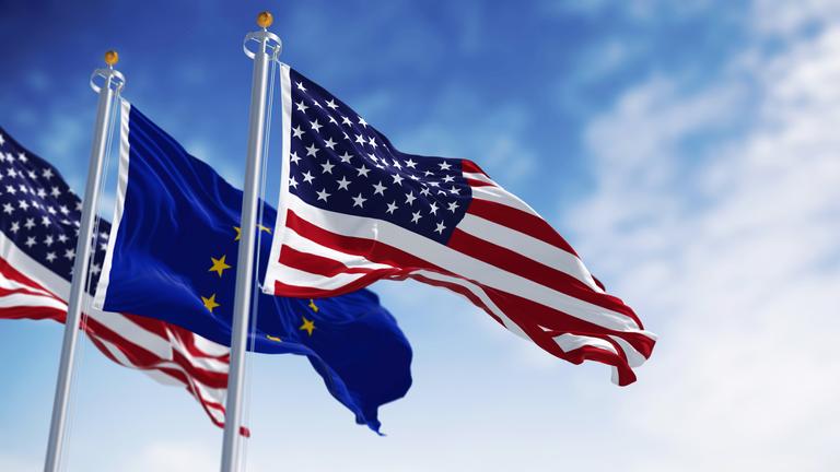 Die Flaggen der Vereinigten Staaten von Amerika und der Europäischen Union wehen an einem klaren Tag im Wind; 3d abbildung allianz amerika amerikanisch banner bau blau demokratie diplomatie draussen einem einheit emblem eu europa europäischen fahne fahnenmast flagge flaggen flatternd fliegen form freiheit gerendert gestreift gewellt gleichheit himmel hintergrund illustration im international laenderfahne laenderflagge land nation national nationalfahne nationalfarben nationalflagge niemand patriotismus pfosten plätschernd politik staaten staatsfahne staatssymbol standard states stern stolz symbol tag textil unabhängigkeit union
