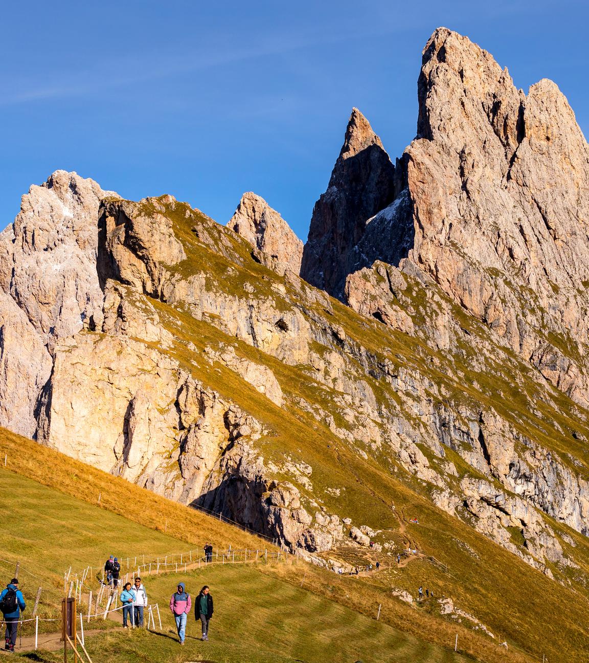 Seceda Hochwinkelansicht Herbstlandschaft mit Menschen und hohen Bergen, Dolomiten