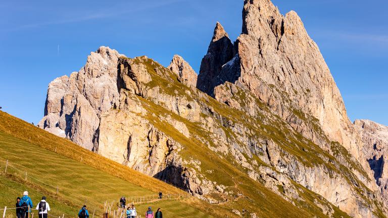 Seceda Hochwinkelansicht Herbstlandschaft mit Menschen und hohen Bergen, Dolomiten