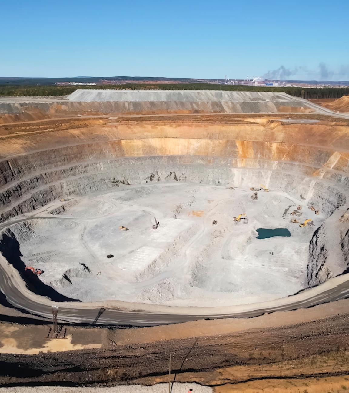 Ein aktiver Goldabbau-Steinbruch mit Industrieanlagen, Blick vom Rand des Steinbruchs.