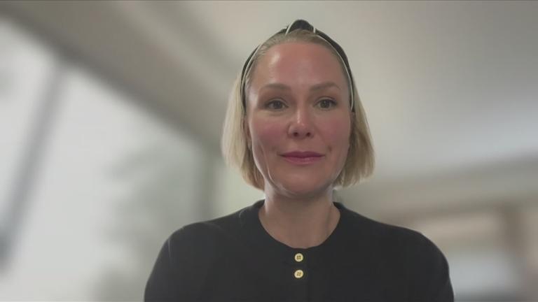 Birgit Haas, Einwohnerin von Pasadena im Gespräch mit Antje Pieper, Zugeschaltet aus einem Hotel