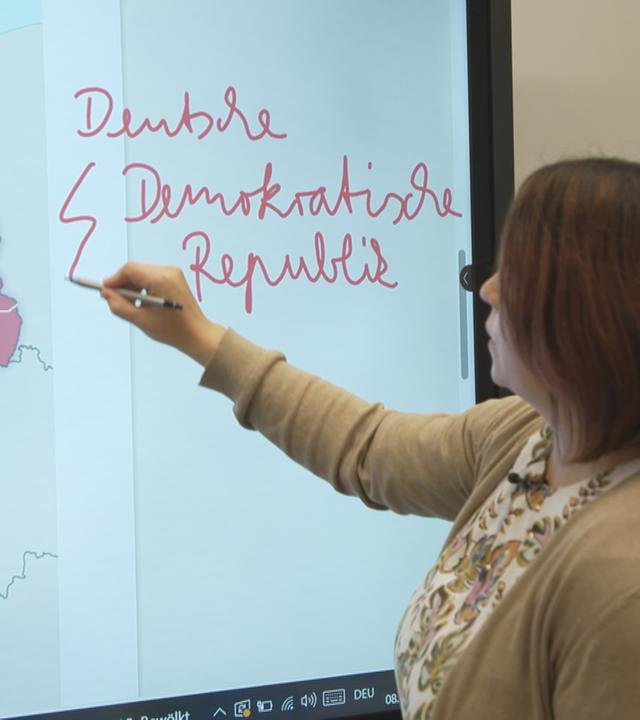 Was war die Stasi? Welche Bedeutung hatte die SED? Geschichtslehrer fordern, dass die DDR stärker im Unterricht behandelt wird, um immer größere Wissenslücken zu schließen.