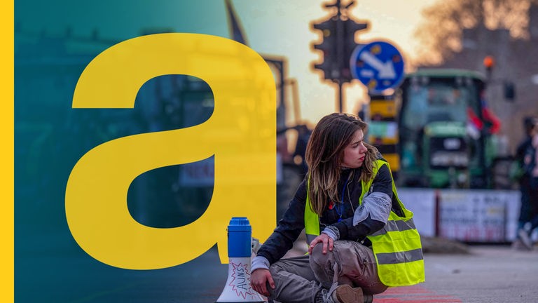 Serbische Studentin sitzt zum Protestieren auf der Straße