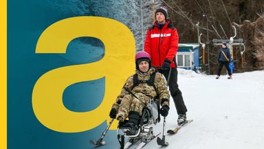 Ein ukrainischer Kriegsveteran fährt zusammen mit seinem Skilehrer Tellerlift