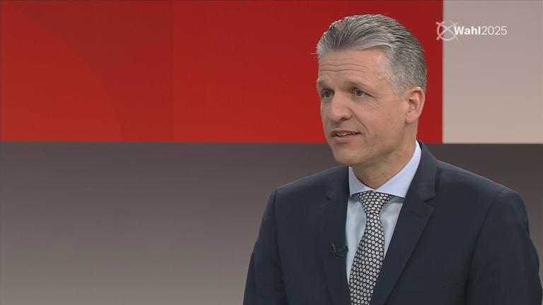 Thorsten Frei, CDU, im Gespräch mit Shakuntala Banerjee