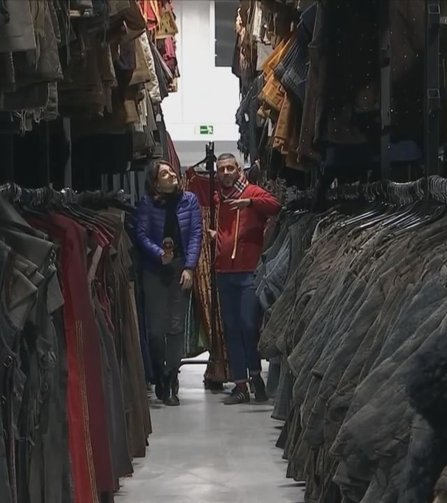 mehrere Reihen Kostüme auf Bügeln