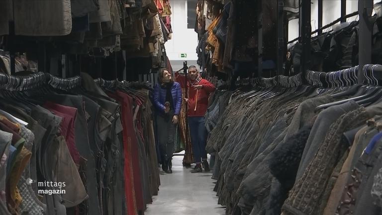 mehrere Reihen Kostüme auf Bügeln