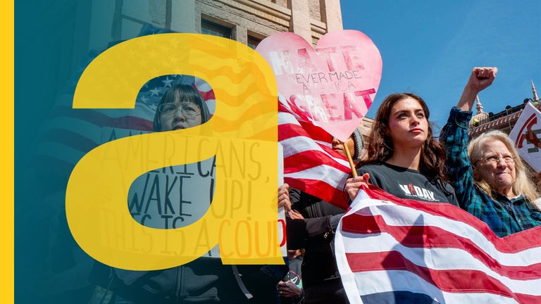 Protestierende in Texas mit Plakaten gegen Donald Trump